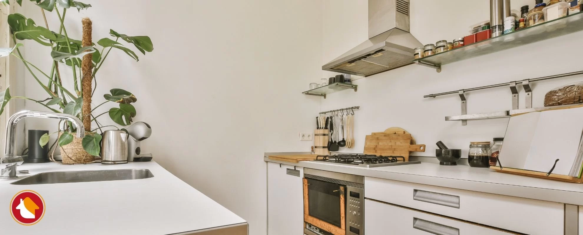 Cozinha simples com prateleiras abertas e organização acessível