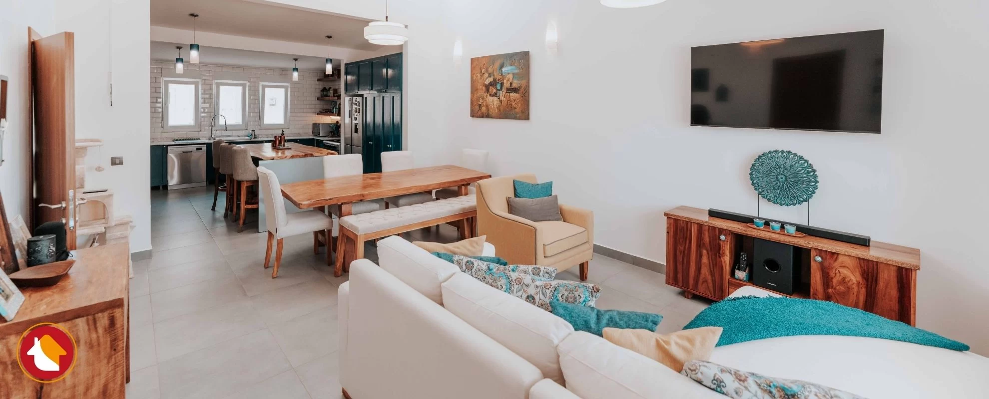 Sala de estar decorada com ideias simples e baratas, usando almofadas e quadros acessíveis